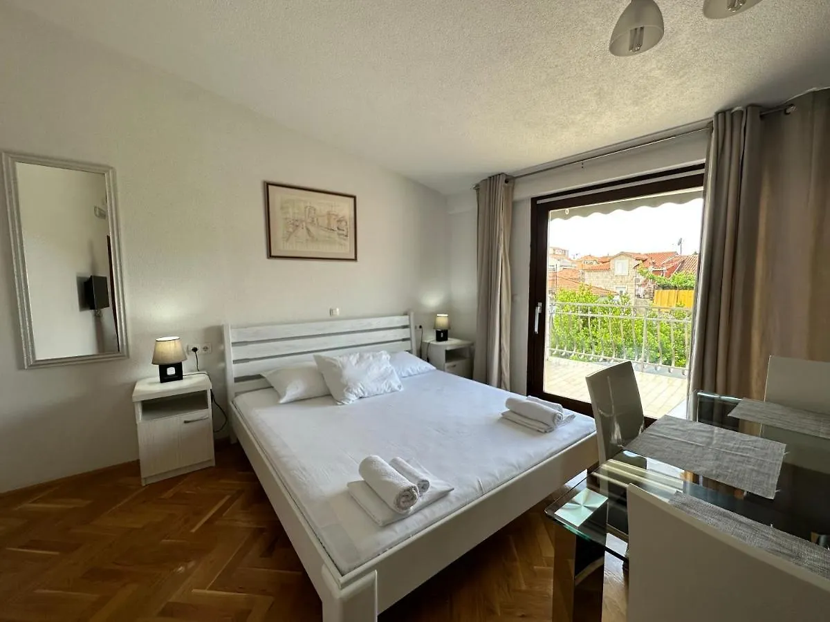 Villa Dante Trogir 3*,